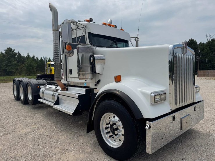 2020-kenworth-w900l-image-3