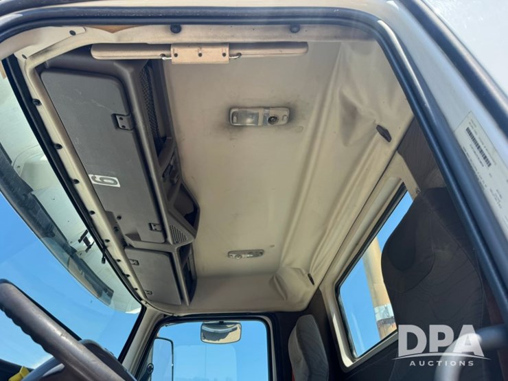 2015-volvo-vnm64t200-image-13