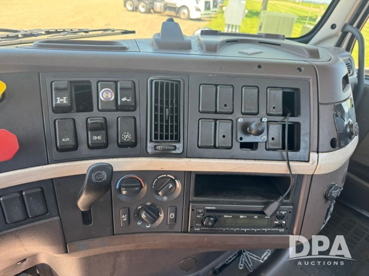2016-volvo-vnm64t200-image-17