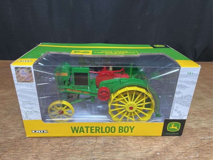 1/16-john-deere-waterloo-boy-museum-nib-ertl-image-1