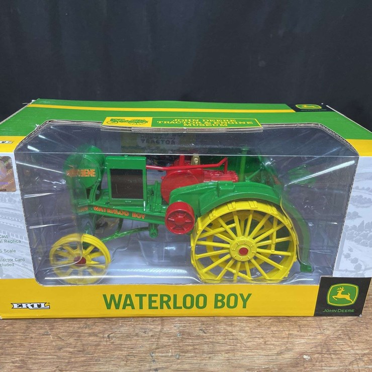 1/16 John Deere Waterloo Boy Museum NIB Ertl