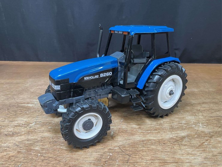 1/16-new-holland-8260-1997-nfts-nib-ertl-image-3