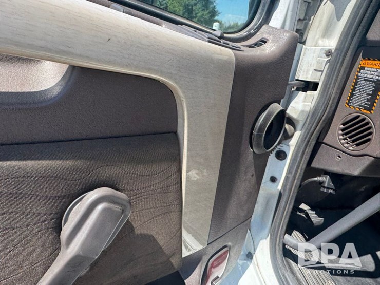 2016-volvo-vnm64t200-image-15