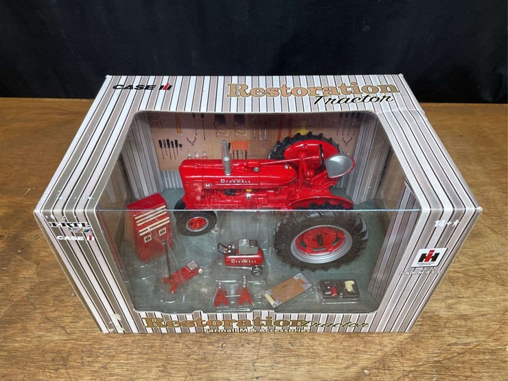 1/16-farmall-m-restoration-nib-ertl-image-3