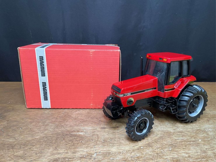 1/16-case-ih-magnum-7130-1987-denver-nib-ertl-image-1