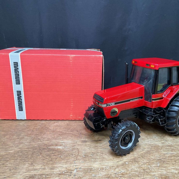 1/16 Case-IH Magnum 7130 1987 Denver NIB Ertl
