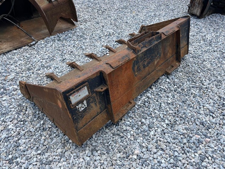 takeuchi-72"-skid-steer-tooth-bucket-image-3