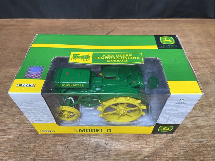 1/16-john-deere-d-museum-nib-ertl-image-4