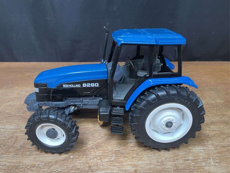 1/16-new-holland-8260-1997-nfts-nib-ertl-image-4