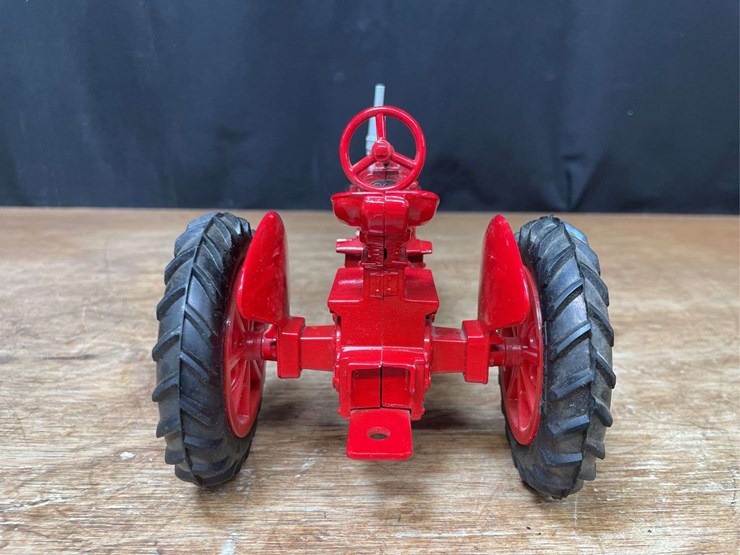 1/16-farmall-300-1984-nfts-nib-ertl-image-7
