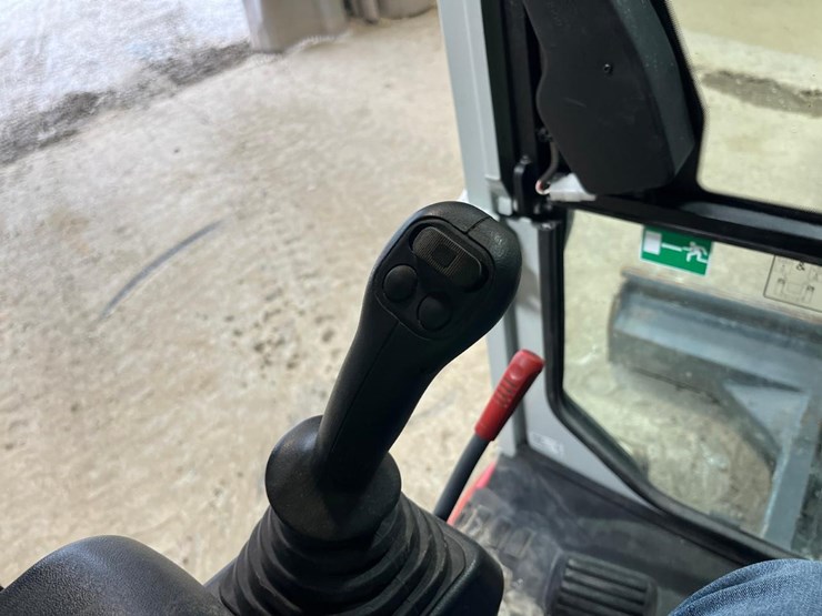 2023-takeuchi-tb335r-image-33