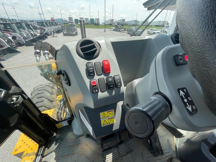 2019-caterpillar-440-image-22