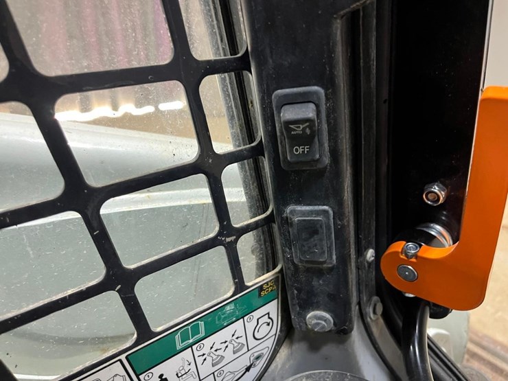 2021-bobcat-t595-image-25