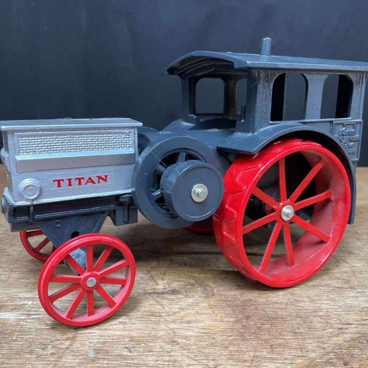 1/16 IHC Titan Oil Tractor 1991 FPS SM
