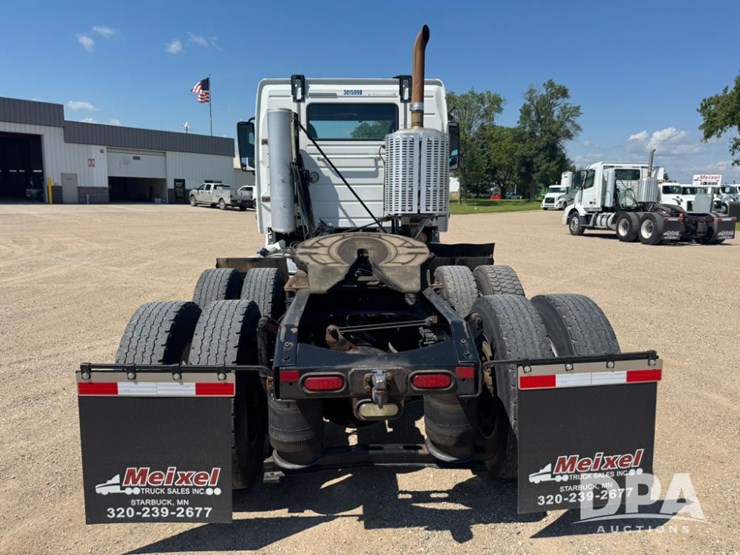 2015-volvo-vnm64t200-image-2