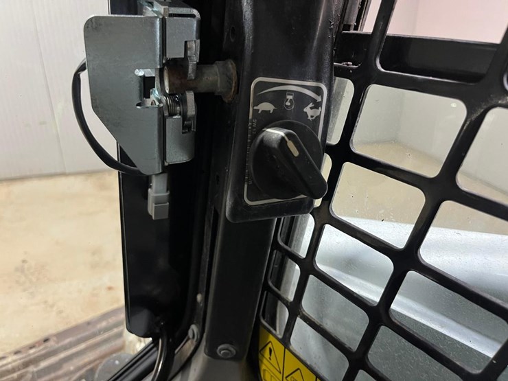 2021-bobcat-t595-image-30