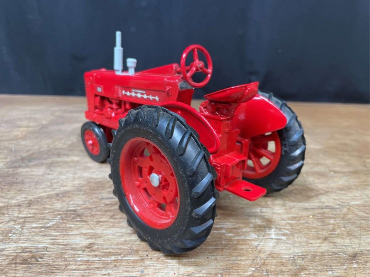 1/16-farmall-300-1984-nfts-nib-ertl-image-6