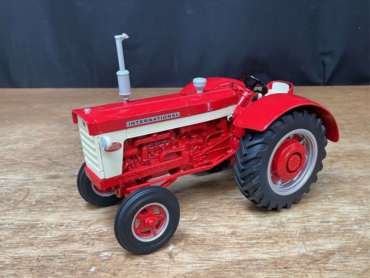 1/16-ih-660-1999-nfts-nib-ertl-image-3
