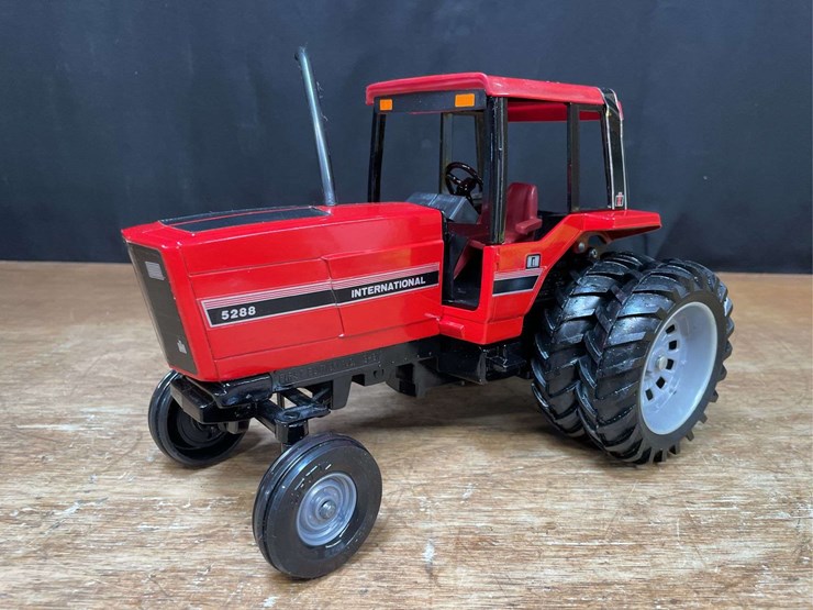 1/16-ih-5288-1981-kansas-city-nib-ertl-image-2