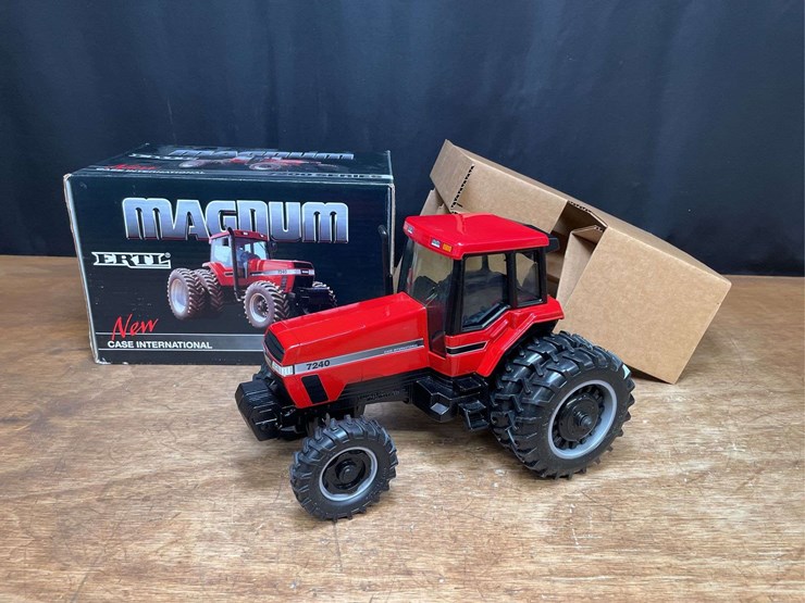 1/16-case-ih-magnum-7240-intro-nib-ertl-image-1