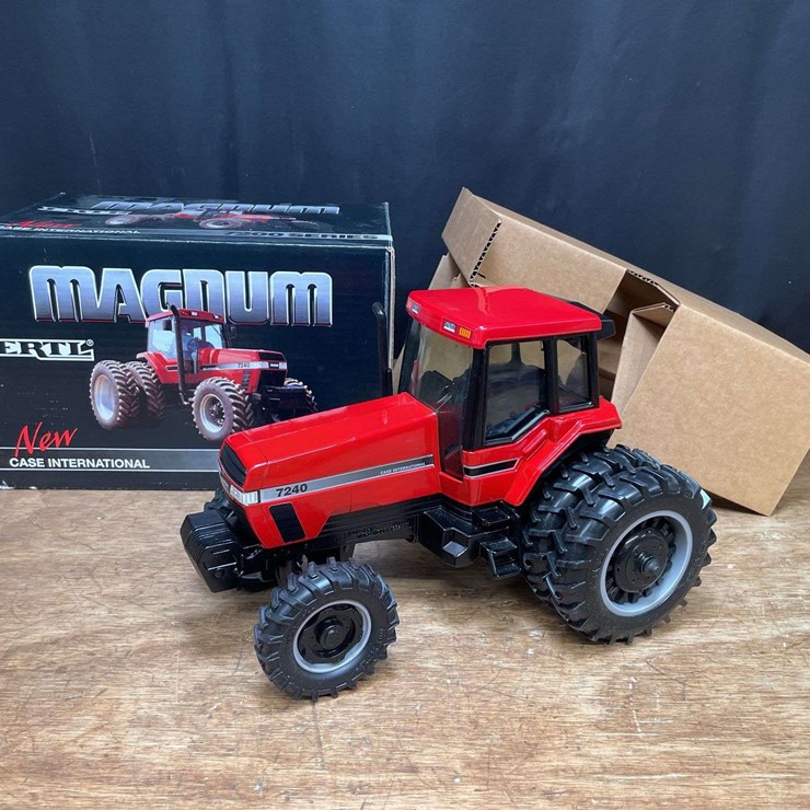 1/16 Case-IH Magnum 7240 Intro NIB Ertl