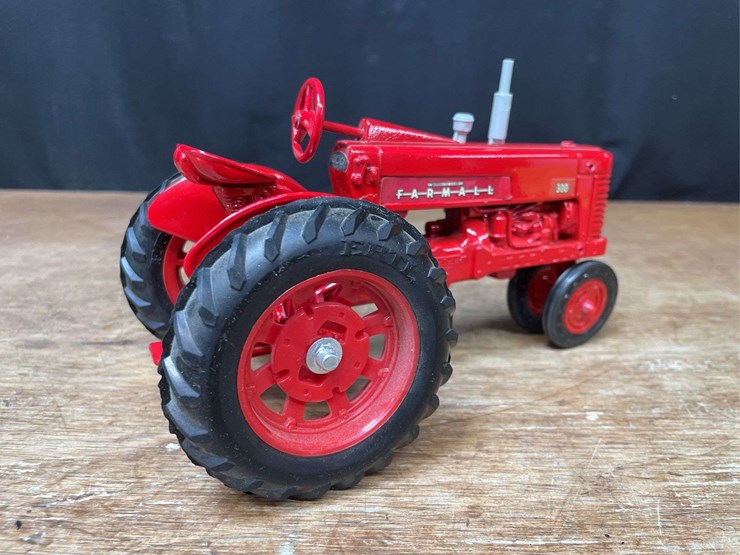 1/16-farmall-300-1984-nfts-nib-ertl-image-9