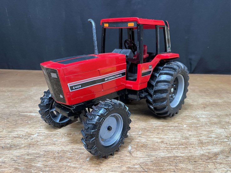 1/16-ih-5488-1984-first-edition-nib-ertl-image-2
