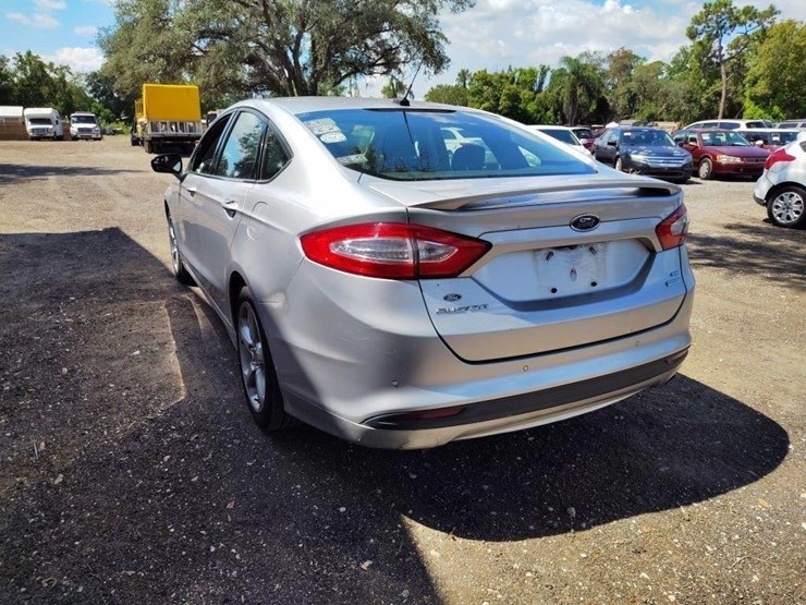 2015-ford-fusion-runs/moves-se-image-4