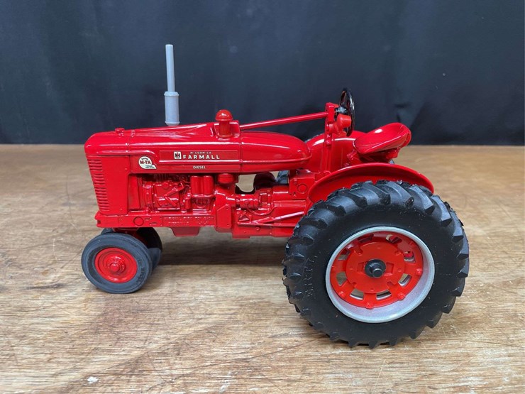 1/16-farmall-super-m-ta-1991-nfts-nib-ertl-image-3
