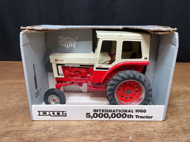 1/16-ih-1066-5-millionth-nib-ertl-image-1