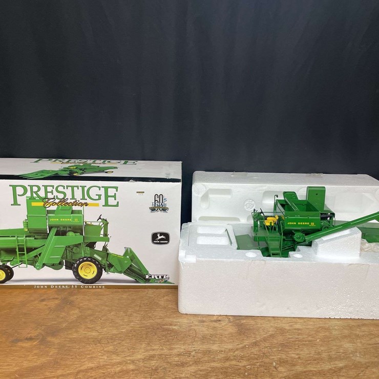 1/16 John Deere 55 Combine Prestige NIB Ertl
