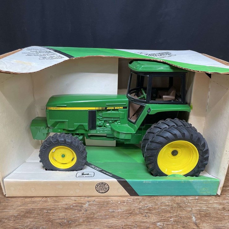 1/16 John Deere 4960 NIB Ertl