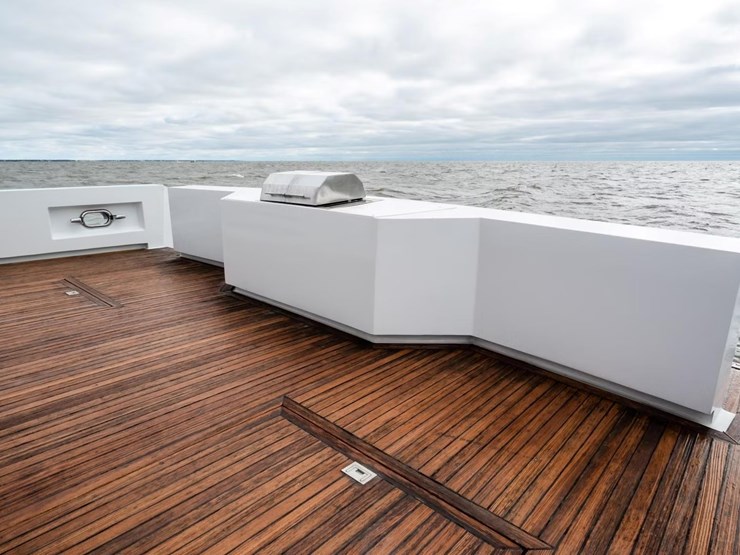 #18-•-2003-breaux-brothers-85'-yacht-|-"come-monday"-image-17