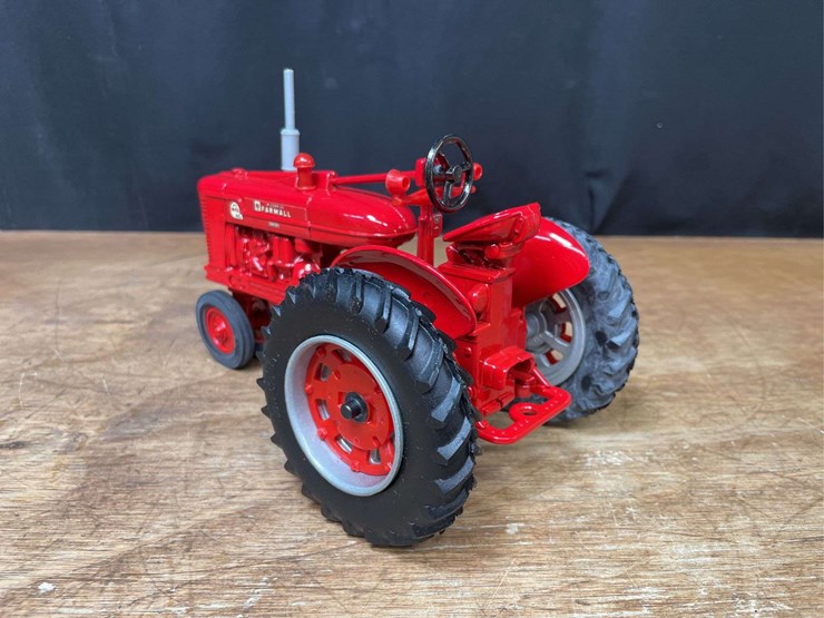 1/16-farmall-super-m-ta-1991-nfts-nib-ertl-image-5