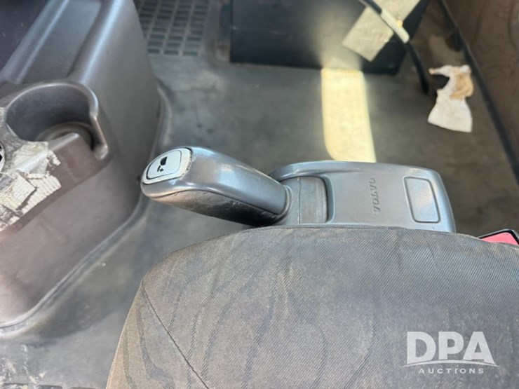 2015-volvo-vnm64t200-image-14