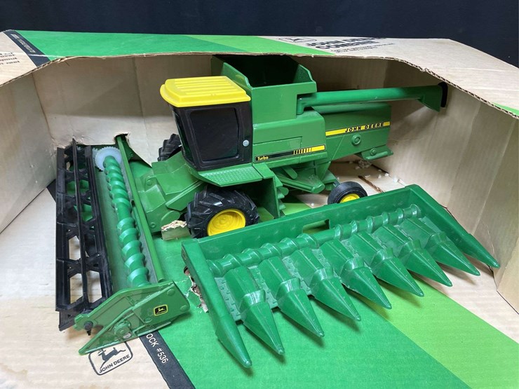 1/24-john-deere-titan-combine-nib-ertl-image-2