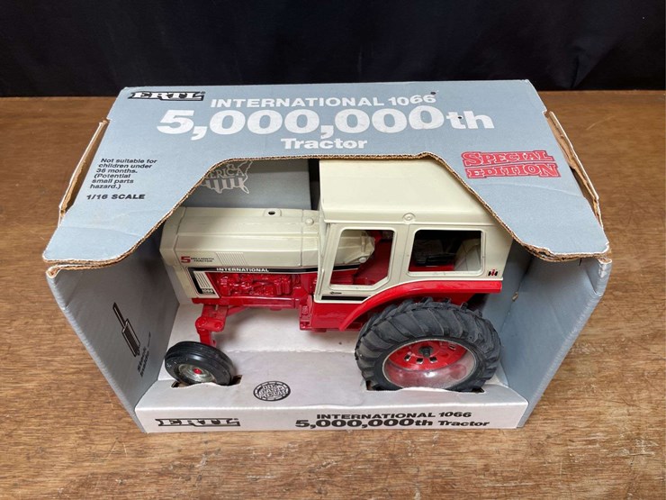1/16-ih-1066-5-millionth-nib-ertl-image-4