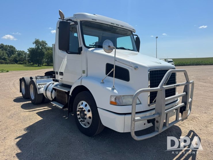 2015-volvo-vnm64t200-image-4