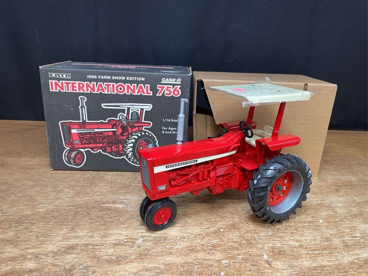 1/16-ih-756-1996-farm-show-nib-ertl-image-1