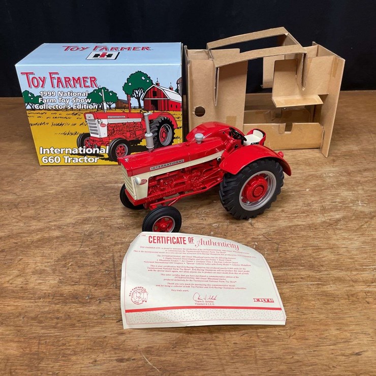 1/16 IH 660 1999 NFTS NIB Ertl