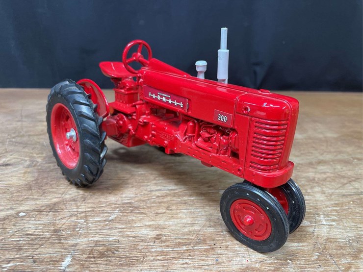 1/16-farmall-300-1984-nfts-nib-ertl-image-11