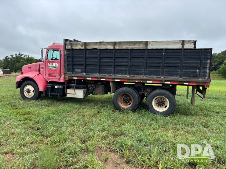 2002-peterbilt-330-image-17
