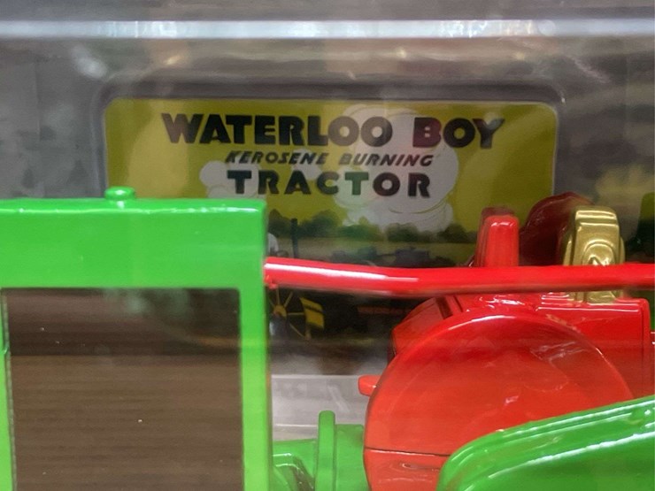 1/16-john-deere-waterloo-boy-museum-nib-ertl-image-3