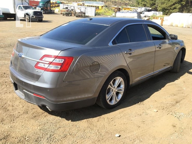 2016-ford-taurus-sel-image-3