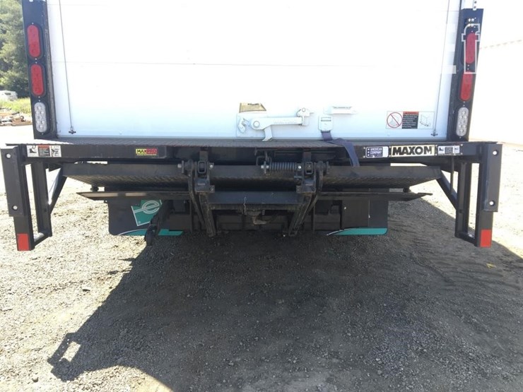 2009-isuzu-npr-image-12
