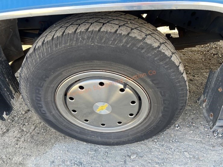 1991-chevrolet-suburban-image-13