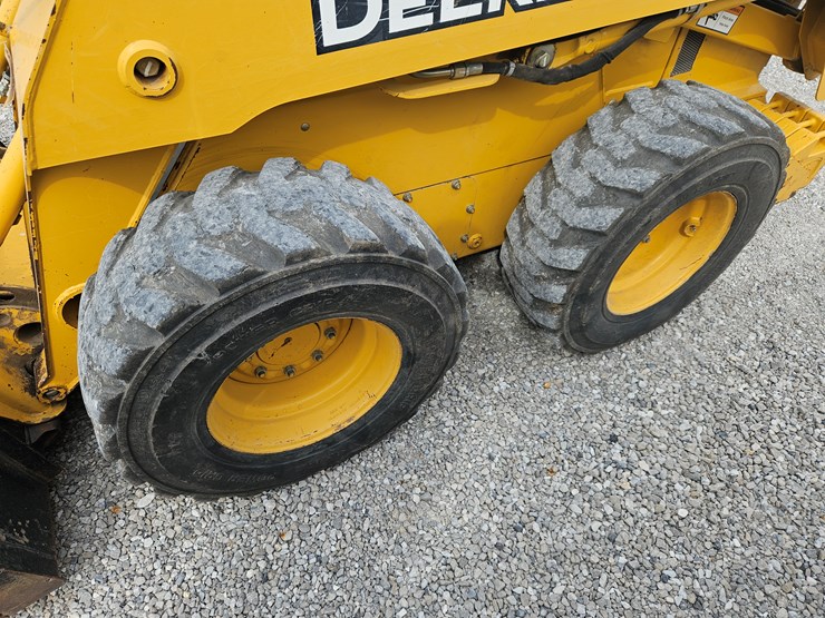 2005-john-deere-320-image-12