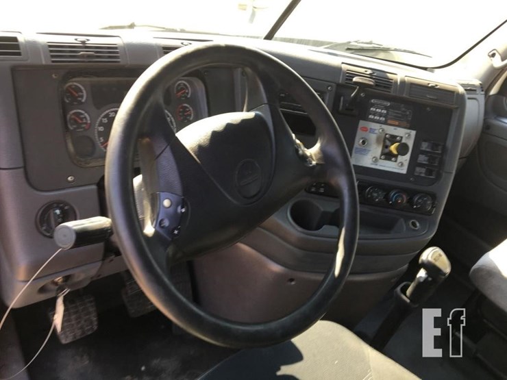 2011-freightliner-cascadia-image-6