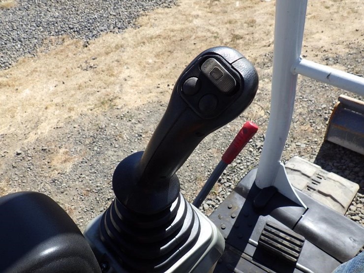 2021-takeuchi-tb240-image-27