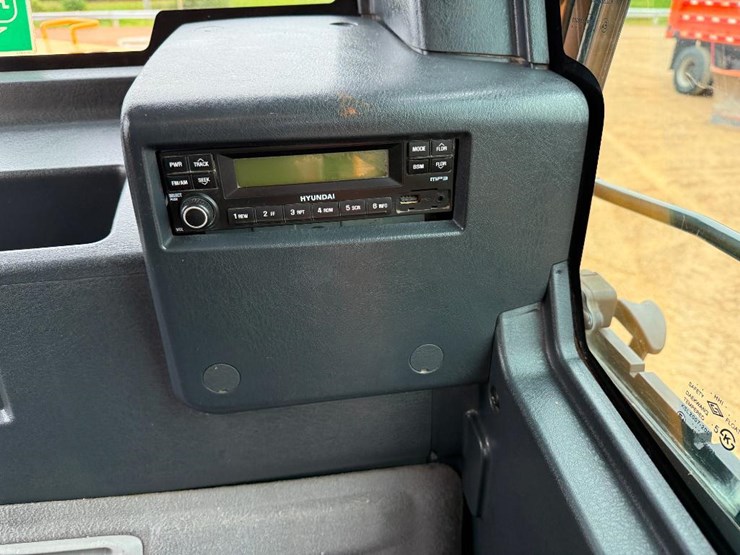 2013-hyundai-hx145-lcr-image-55